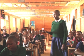 Kenianische Mädchen in einer Schule